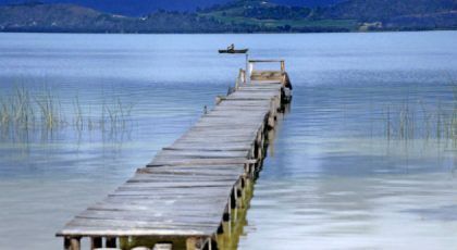 El mayor lago de Colombia seriamente afectado por la contaminación