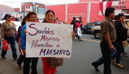 Sigue la huelga de los maestros en Perú