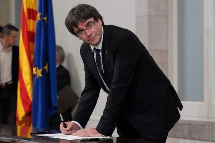 Cataluña suspende su declaración de independencia