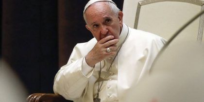 Bergoglio recibe a tres de las víctimas de los abusos