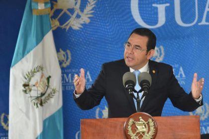 El presidente de Guatemala vuelve a violar una orden constitucional
