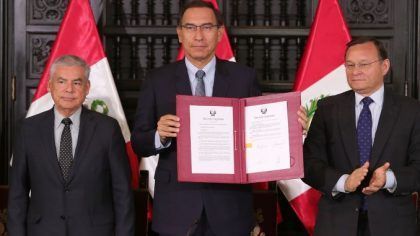 El presidente de Perú convoca a referéndum constitucional para diciembre