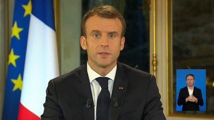 Macron incrementa el salario mínimo y adopta un tono más humilde