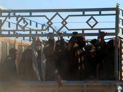 De a cientos se rinden los últimos milicianos del Isis en Siria