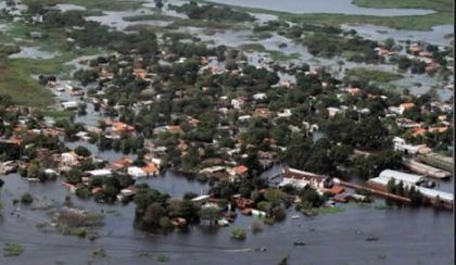 Casi 90 mil desplazados por la crecida del río Paraguay Casi 90 mil desplazados por la crecida del río Paraguay