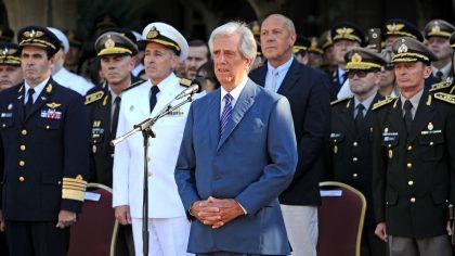 El presidente de Uruguay destituye al ministro de Defensa y la cúpula militar