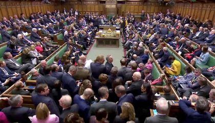El Parlamento británico vota una ley para prorrogar el Brexit