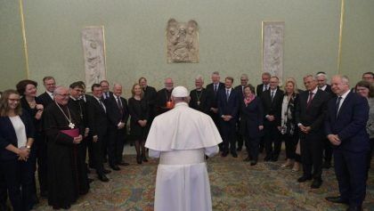 El Papa a los periodistas: coloquen a las personas en el centro de su atención