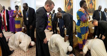 Un Papa que besa los pies de los mensajeros de paz