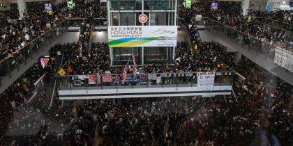 Siguen las protestas en Hong Kong y quedó bloqueado su aeropuerto