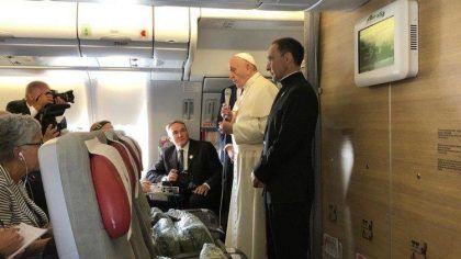 El Papa en vuelo hacia África y con el corazón cercano a las víctimas del huracán Dorian