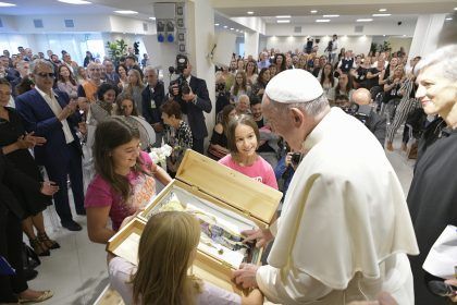El Papa visita por sorpresa Nuevos Horizontes