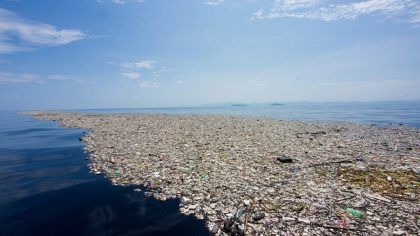 Un enorme dispositivo flotante recolecta con éxito plásticos en el Océano