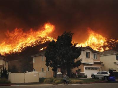 Vientos intensos alimentan los incendios que azotan California