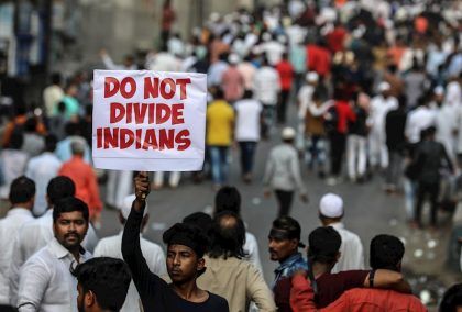 Ante las protestas, el gobierno indio suspende internet y servicios de telefonía