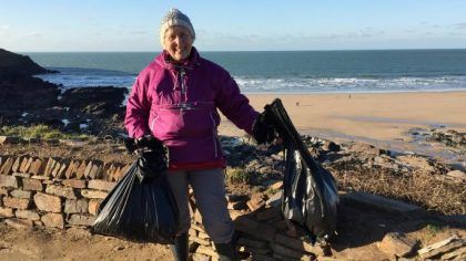 La abuela inglesa que se dedica a limpiar playas