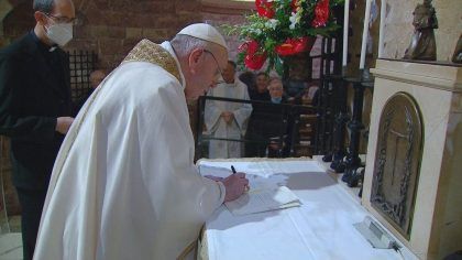 Sobre la tumba de San Francisco el Papa firmó “Fratelli tutti”