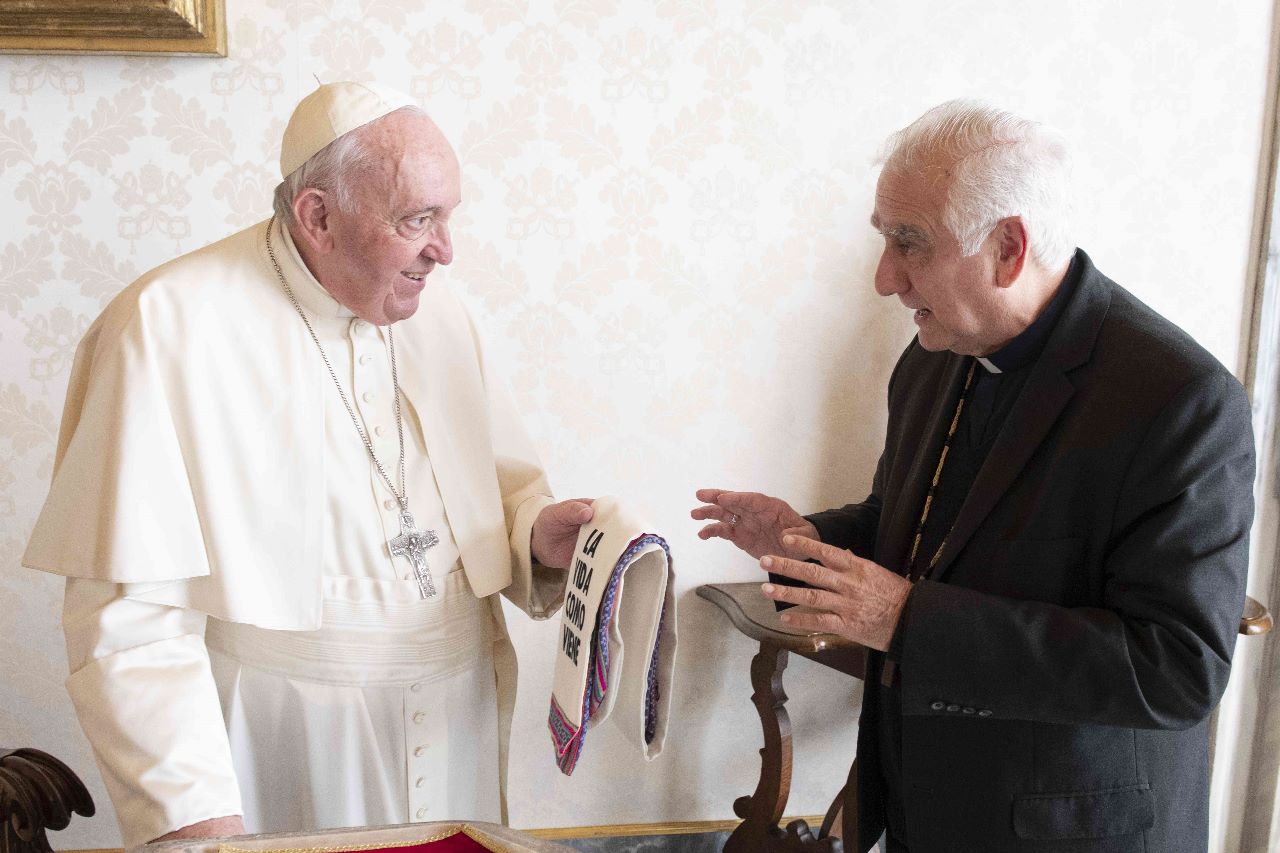 Entrega de Estola de los Hogares de Cristo al Papa - Ciudad Nueva